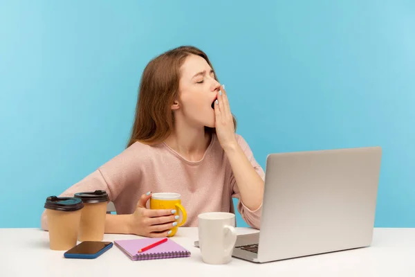 Uitgeputte Vrouw Kantoormedewerker Omringd Door Koffiekopjes Het Werk Geeuwen Dromen — Stockfoto