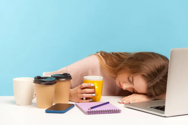 Vyčerpaná Unavená Zaměstnankyně Která Spí Pracovišti Leží Obklopená Šálky Kávy — Stock fotografie