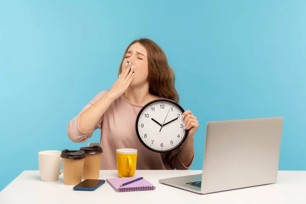 Vermoeide Kantoormedewerker Die Laat Werkt Uitgeputte Vrouw Omringd Door Koffiebekers — Stockfoto
