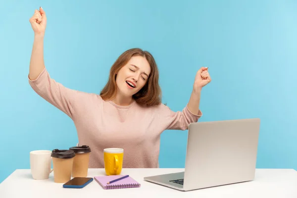 Müde Frau Büroangestellte Umgeben Von Kaffeetassen Arbeitsplatz Gähnen Und Die — Stockfoto