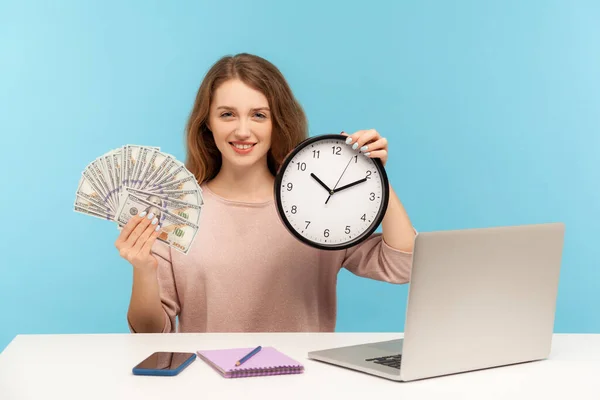 Dags Att Tjäna Pengar Positiv Lycklig Kvinna Sitter Arbetsplatsen Håller — Stockfoto