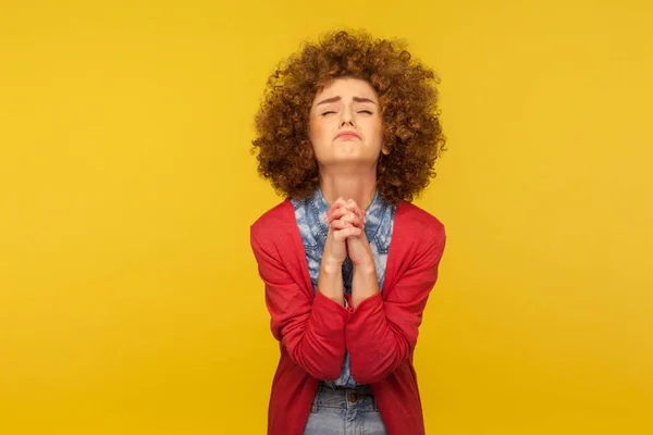 Plaît Supplie Portrait Femme Inquiète Bouleversée Avec Les Cheveux Bouclés — Photo