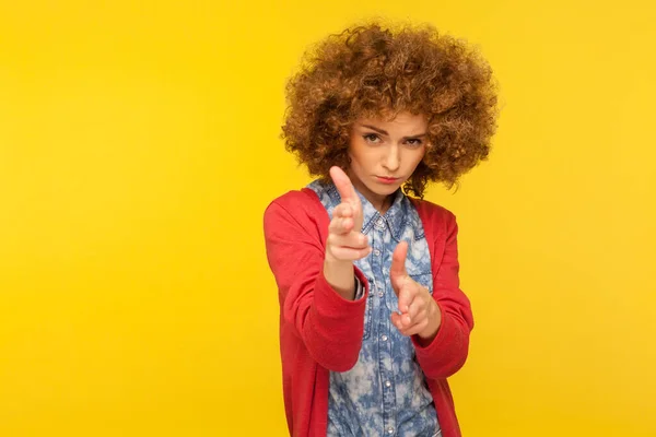 Vais Tuer Portrait Une Hipster Femme Aux Cheveux Bouclés Pointant — Photo