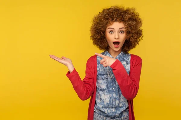 Uau Propaganda Produto Retrato Mulher Cabelos Cacheados Muito Impressionado Apresentando — Fotografia de Stock