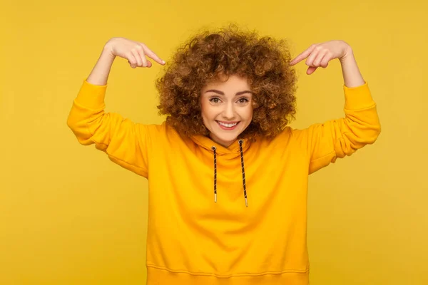 Ritratto Donna Sorridente Eccitata Con Cappuccio Stile Urbano Che Punta — Foto Stock