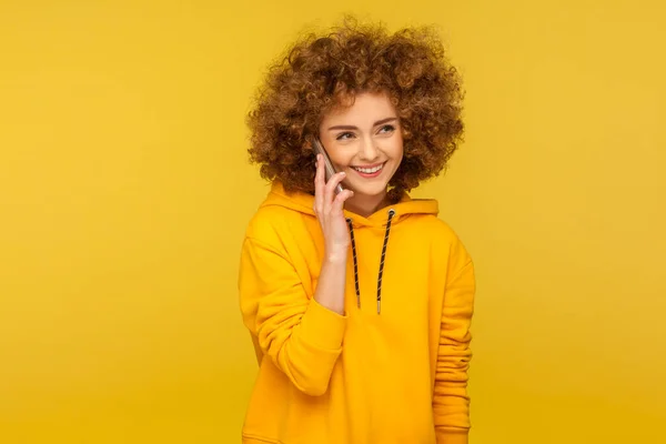 Retrato Mujer Rizada Alegre Sudadera Con Capucha Estilo Urbano Llamando — Foto de Stock