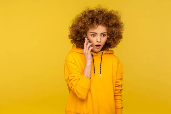 Retrato Mujer Pelo Rizado Sorprendida Sudadera Con Capucha Estilo Urbano — Foto de Stock