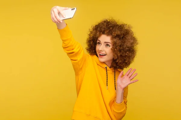 Portret Szczęśliwej Modnej Kręconej Kobiety Miejskiej Bluzie Kapturem Robiącej Selfie — Zdjęcie stockowe