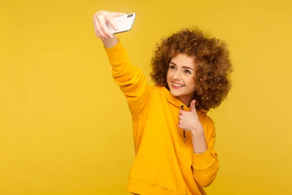 Porträt Einer Optimistischen Trendigen Lockigen Frau Urbanen Kapuzenpulli Die Selfies — Stockfoto