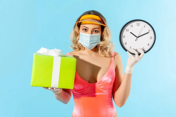 Geburtstagsfeier Bonus Quarantäne Frau Badeanzug Hygienische Gesichtsmaske Und Schutzhandschuhe Geschenkbox — Stockfoto