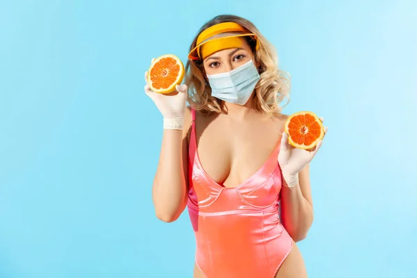Mulher Maiô Máscara Higiênica Luvas Segurando Toranja Fatiada Frutas Naturais — Fotografia de Stock