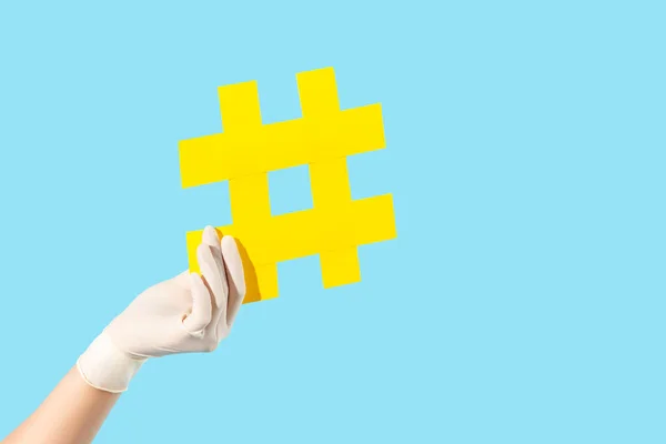 Mão Perto Luvas Higiênicas Segurando Símbolo Hashtag Viral Marcou Mensagem — Fotografia de Stock