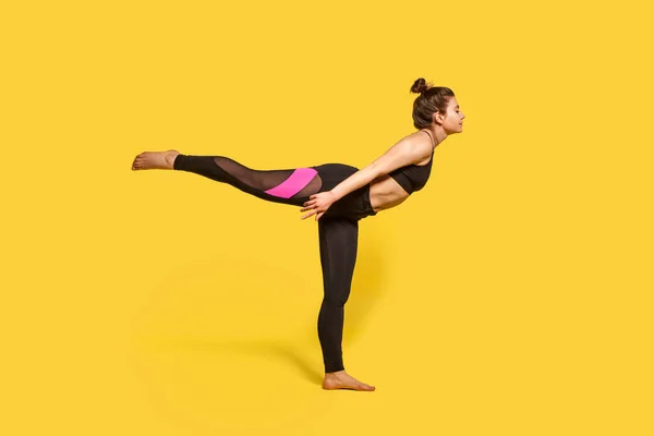 Krieger Posiert Schlanke Frau Mit Haarschopf Enger Sportbekleidung Praktiziert Yoga — Stockfoto
