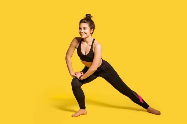 Felice Ragazza Atletica Con Capelli Panino Abbigliamento Sportivo Stretto Facendo — Foto Stock