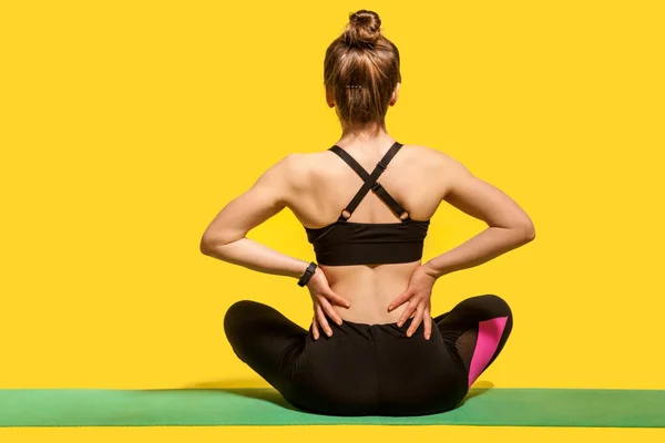 Rückenansicht Sportlerin Sitzt Auf Matte Und Berührt Schmerzende Wirbelsäule Leidet — Stockfoto