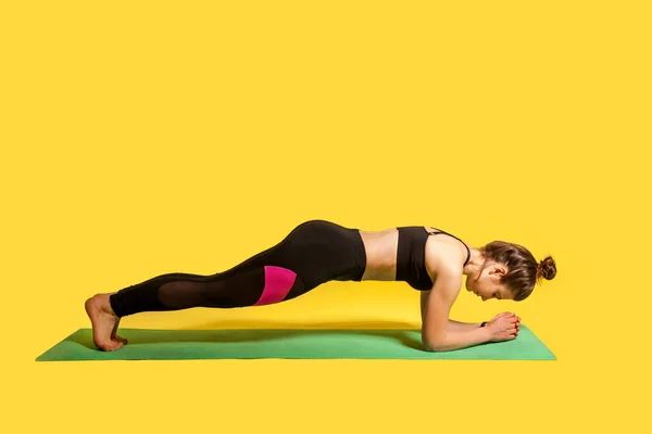 Niedrige Pose Schlankes Mädchen Mit Haarschopf Enger Sportbekleidung Praktiziert Yoga — Stockfoto