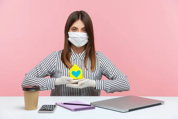 코로나 바이러스 격리중에 렌더링한 부동산 직장에 위생용 마스크와 보호용 장갑을 — 스톡 사진
