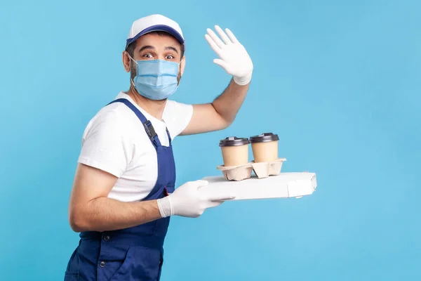 Bezorgservice Amiable Koerier Overalls Masker Met Koffie Pizza Doos Het — Stockfoto