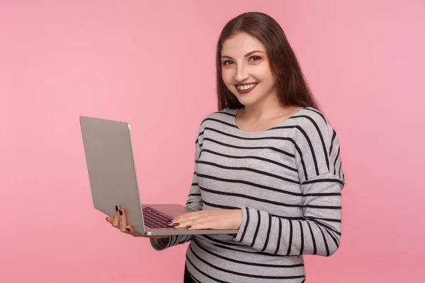 Trabajo Independiente Estudio Línea Retrato Una Joven Feliz Amigable Con — Foto de Stock