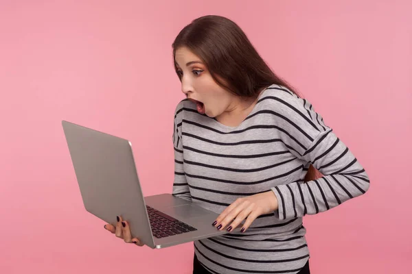 Retrato Una Joven Sorprendida Asustada Con Sudadera Rayas Pie Con — Foto de Stock