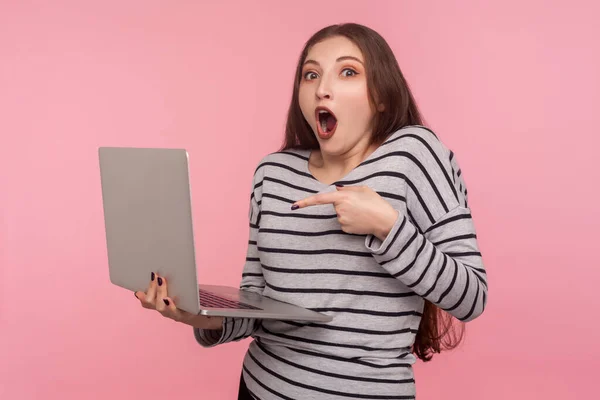 Increíble Retrato Una Joven Conmocionada Con Sudadera Rayas Pie Con — Foto de Stock