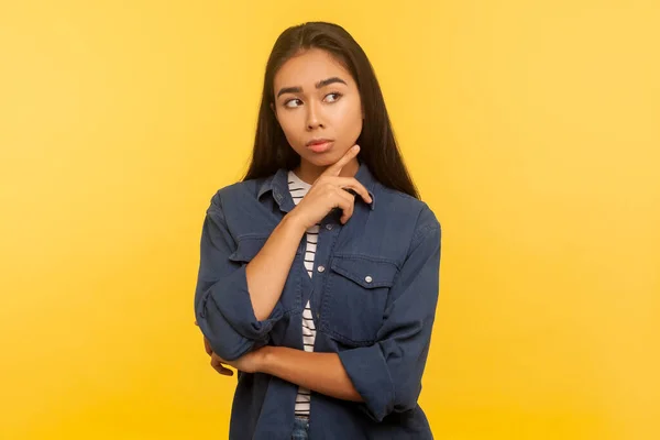 Tengo Que Pensarlo Retrato Chica Pensativa Camisa Mezclilla Tocando Barbilla — Foto de Stock