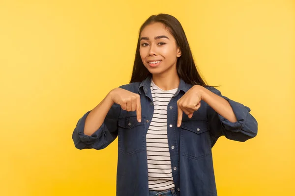 Olha Boa Publicidade Aqui Retrato Menina Bonita Feliz Camisa Jeans — Fotografia de Stock