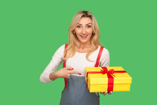 Guarda Mio Regalo Ritratto Bella Donna Bionda Adulta Felice Con — Foto Stock