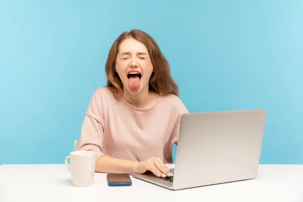 Freche Überarbeitete Geschäftsfrau Lässiger Kleidung Die Ihre Zunge Herausstreckt Und — Stockfoto