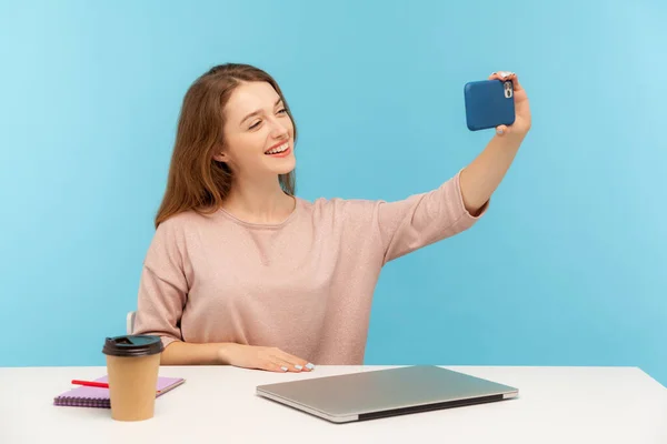 Positiv Pen Kvinne Kontoransatt Eller Blogger Sitter Arbeidsplassen Tar Selfie – stockfoto