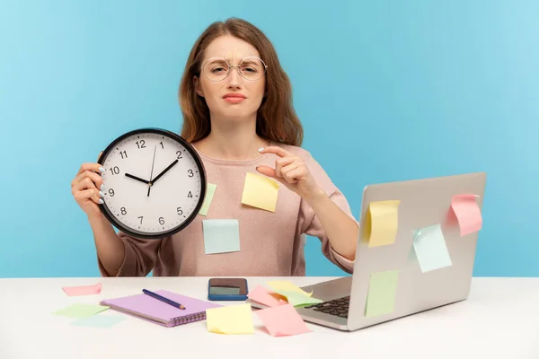 休憩しないと 疲れ果てた動揺の女性従業員は職場のオフィスに座って すべての粘着性のメモで覆われ 大きな時計を保持し 少しジェスチャーを示し より多くの時間を物乞い — ストック写真