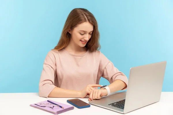 Positieve Glimlachende Vrouw Werknemer Kijkt Horloge Haar Hand Werkt Laptop — Stockfoto