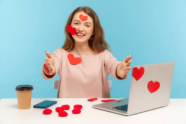 Charmig Vänlig Kvinna Med Vänliga Leenden Sitter Arbetsplatsen Kontor Alla — Stockfoto