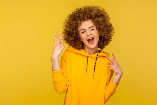 Victory Gesture Portrait Enthusiastic Curly Haired Woman Urban Style Hoodie — Stock Photo, Image