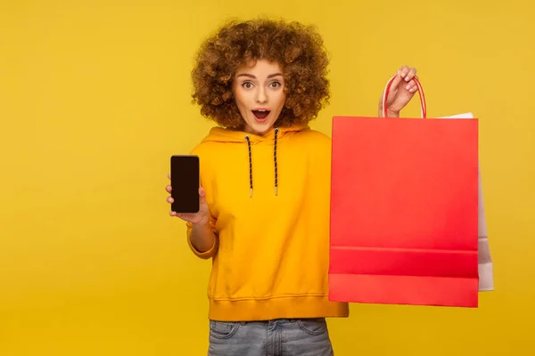 Retrato Menina Hipster Cabelos Cacheados Chocado Capuz Segurando Celular Sacos — Fotografia de Stock