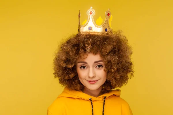 Jag Drottning Närbild Härlig Glad Lockigt Hår Kvinna Bär Krona — Stockfoto