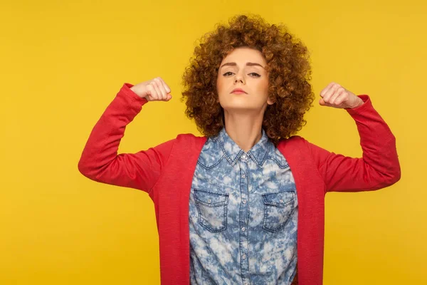 Retrato Mulher Orgulhosa Forte Confiante Com Cabelos Encaracolados Levantando Braços — Fotografia de Stock