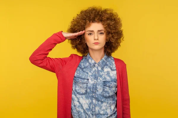 Señor Retrato Mujer Seria Responsable Con Pelo Rizado Dando Saludo — Foto de Stock