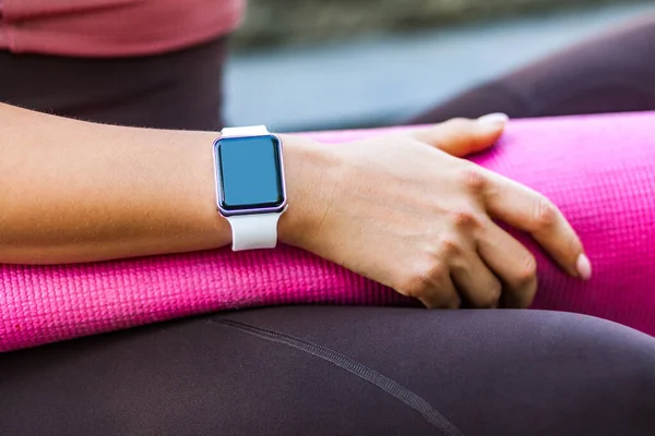 Close Vrouw Met Roze Yoga Mat Smartwatch Haar Hand Met — Stockfoto