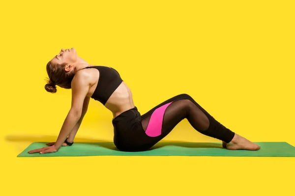 Mujer Fitness Con Moño Pelo Ropa Deportiva Ajustada Sentada Alfombra —  Fotos de Stock