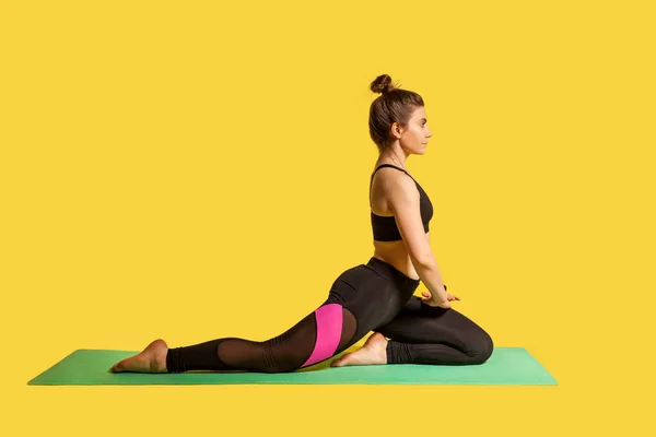 Serious Motivated Sportswoman Practicing Yoga Mat Doing One Legged King — Stock Photo, Image