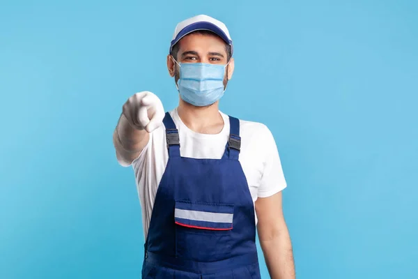 Jij Portret Van Een Blije Klusjesman Overall Masker Handschoenen Wijzend — Stockfoto