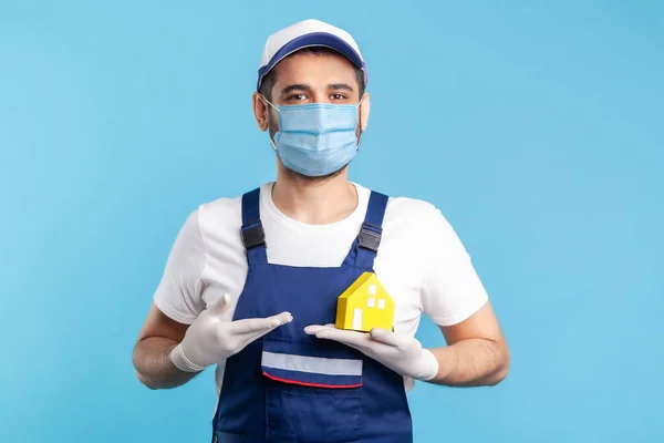 Portret Van Een Blije Klusjesman Werkkleding Masker Handschoenen Met Papieren — Stockfoto