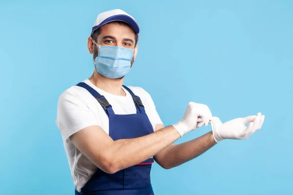 Klusjesman Overall Masker Met Chirurgische Handschoenen Glimlachend Naar Camera Veiligheid — Stockfoto