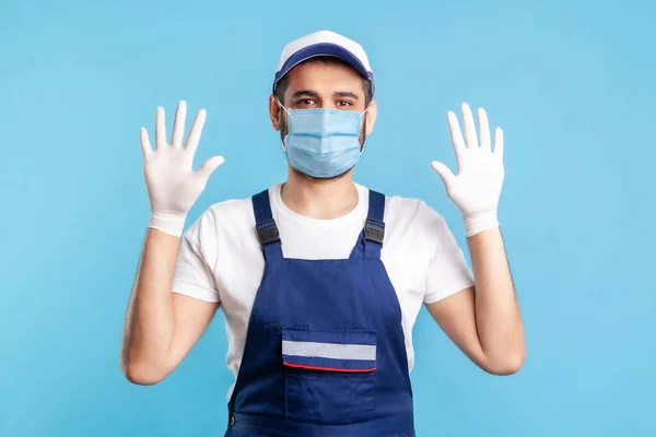 Vrolijke Klusjesman Overalls Masker Heffende Handen Met Chirurgische Handschoenen Glimlachend — Stockfoto