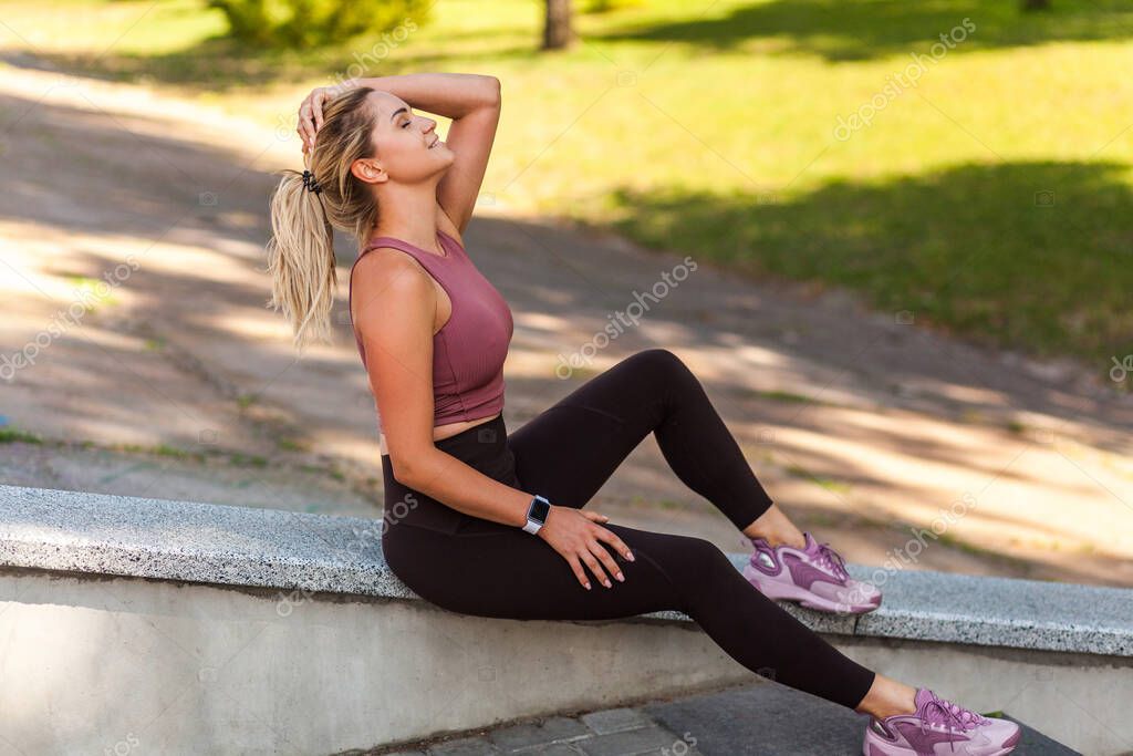 Fotos de Mujer Rubia Sexy Atlética Pantalones Yoga Sentados Las Escaleras  Tomando - Imagen de © khosrork #380526016