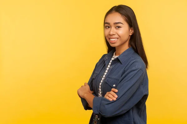 Retrato Chica Feliz Camisa Mezclilla Mirando Cámara Con Sonrisa Dentada — Foto de Stock