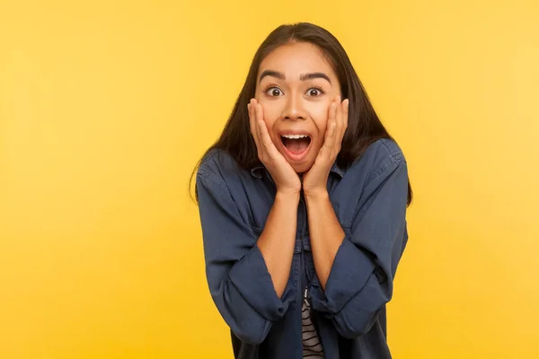 Dios Mío Retrato Chica Conmocionada Emocionada Camisa Mezclilla Pie Agarrando — Foto de Stock