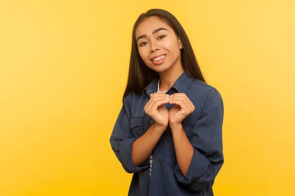 Retrato Menina Amável Camisa Jeans Fazendo Gesto Forma Coração Sorrindo — Fotografia de Stock