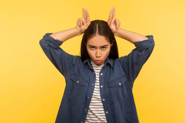 Sou Perigoso Retrato Menina Camisa Jeans Ameaçando Atacar Com Chifres — Fotografia de Stock